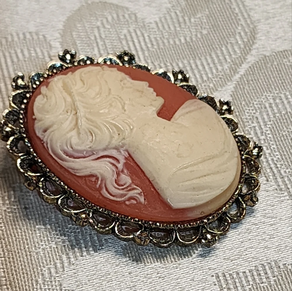 Large Antique/Vintage Gold Tone Hand Carved Cameo Ivory Lady Brooch Pin. Gerrys